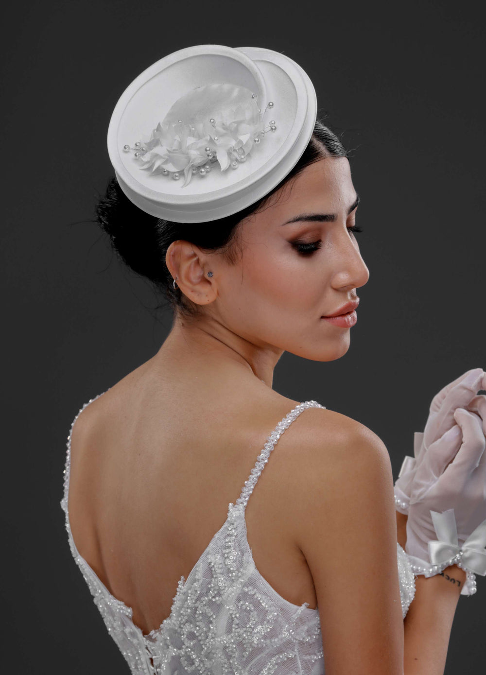 Vintage Fransız Stil Tasarım Şapka – Zarif ve Modern Özel Gün Aksesuarı