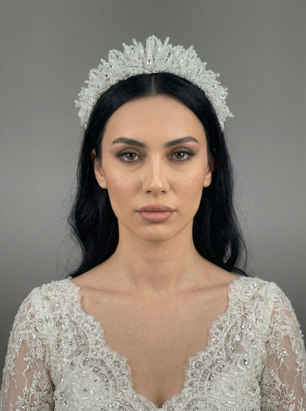 İncili ve Kristal Detaylı Gelin Tacı – 3D Dokuya Sahip Gösterişli Taç