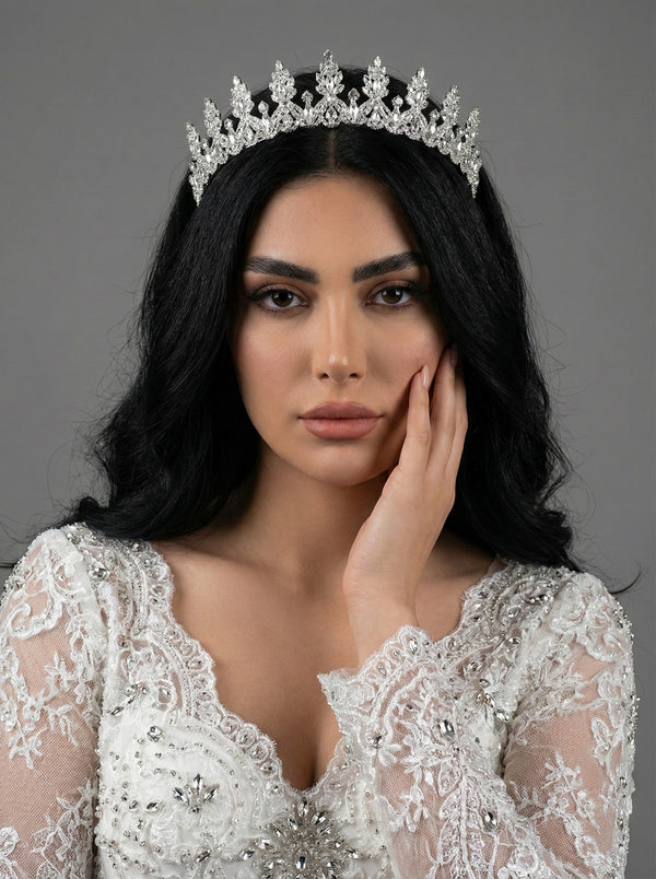Zirkon Taş Detaylı Gelin Tacı – Modern Prenses Stili Işıltılı Kristal Taç