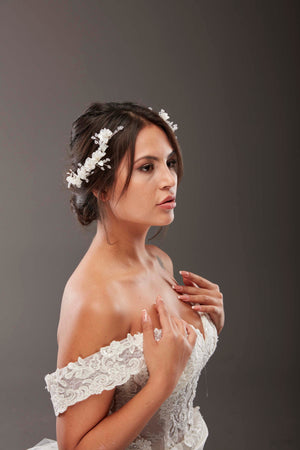 Romantik Çiçek Detaylı Gelin Saç Aksesuarı – İnci & Kristal Işıltılı, Topuz Uyumlu
