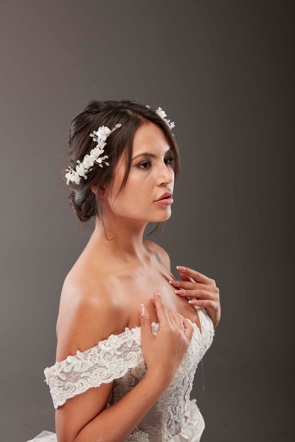 Romantik Çiçek Detaylı Gelin Saç Aksesuarı – İnci & Kristal Işıltılı, Topuz Uyumlu