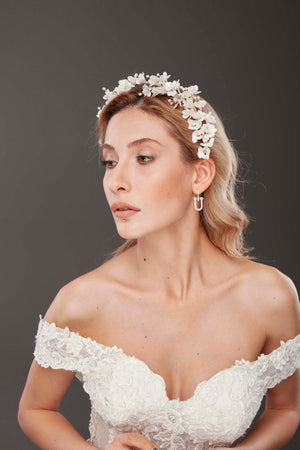 Üç Boyutlu Çiçekli Gelin Tacı – İnci & Kristal Detaylı Romantik Taç