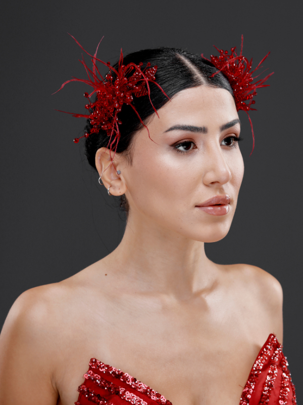 Modern Tüylü ve Kristal Detaylı Gelin Saç Aksesuarı – Çift Taraflı Şık Tasarım