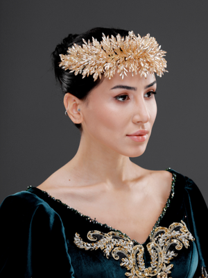 Yoğun Kristal Yapraklı Gelin Tacı – Işıltılı Zarif Bridal Headpiece