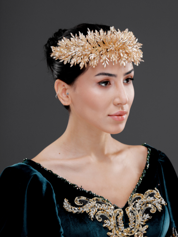 Yoğun Kristal Yapraklı Gelin Tacı – Işıltılı Zarif Bridal Headpiece
