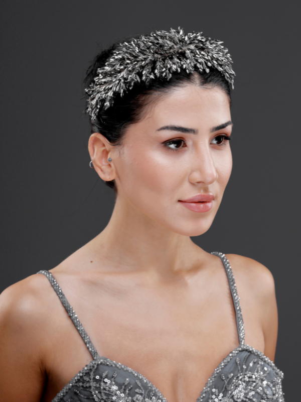 Yoğun Kristal Yapraklı Gelin Tacı – Işıltılı Zarif Bridal Headpiece