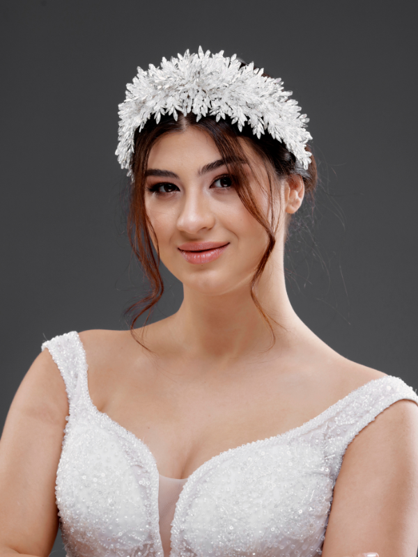 Yoğun Kristal Yapraklı Gelin Tacı – Işıltılı Zarif Bridal Headpiece