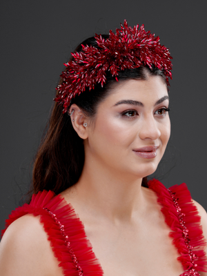 Yoğun Kristal Yapraklı Gelin Tacı – Işıltılı Zarif Bridal Headpiece