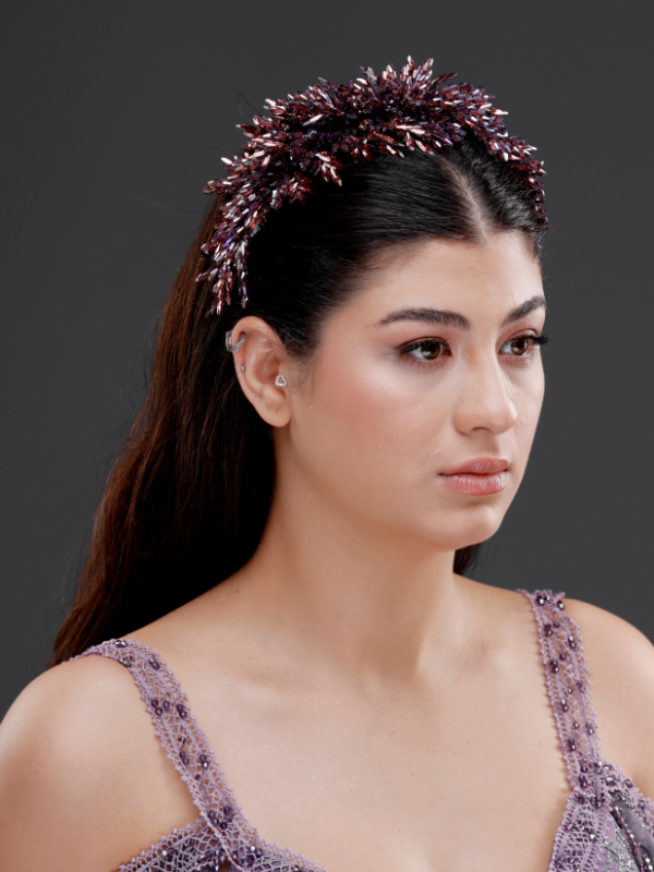 Yoğun Kristal Yapraklı Gelin Tacı – Işıltılı Zarif Bridal Headpiece