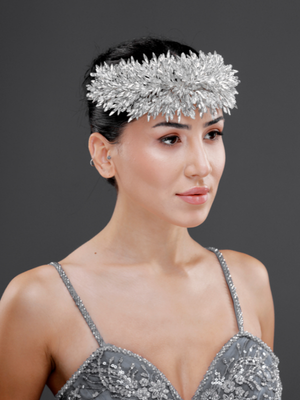 Yoğun Kristal Yapraklı Gelin Tacı – Işıltılı Zarif Bridal Headpiece