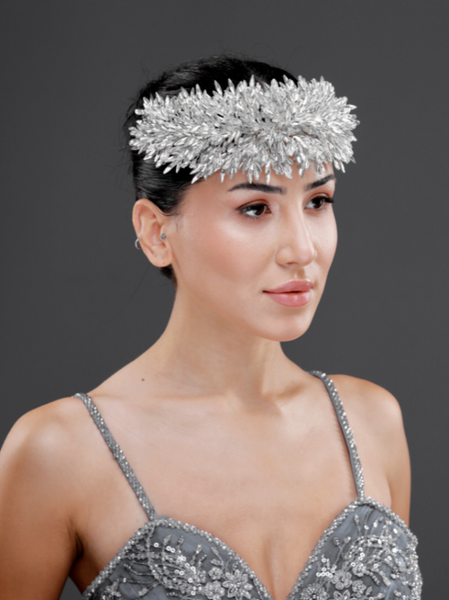 Yoğun Kristal Yapraklı Gelin Tacı – Işıltılı Zarif Bridal Headpiece
