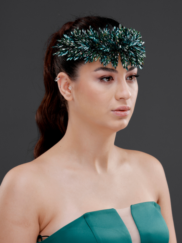 Yoğun Kristal Yapraklı Gelin Tacı – Işıltılı Zarif Bridal Headpiece