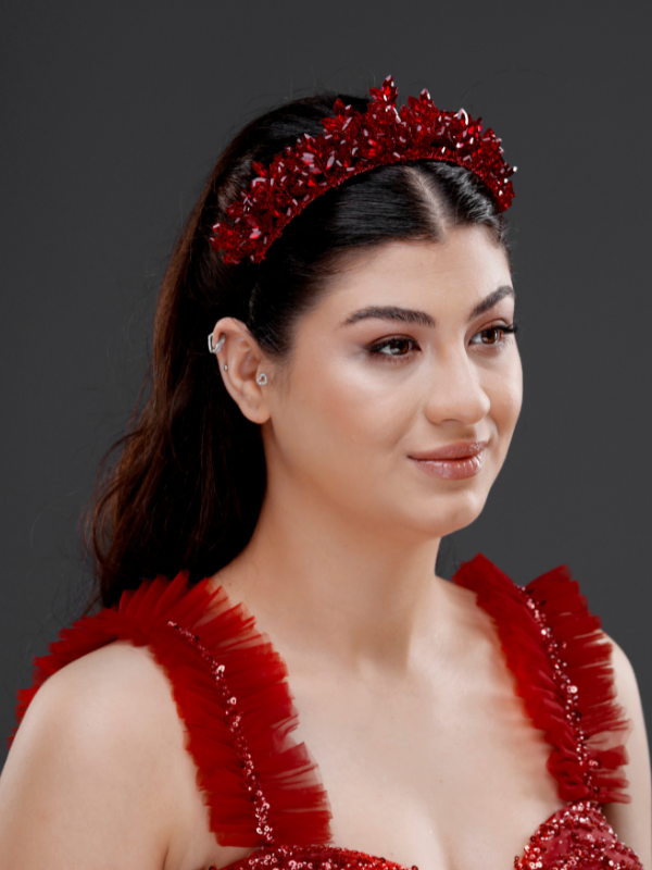 Yoğun Kristal Yapraklı Gelin Tacı – Işıltılı Bridal Taç