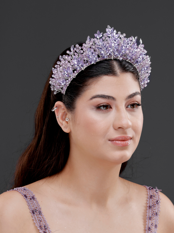 Kraliyet Işıltısında Yoğun Kristal Gelin Tacı