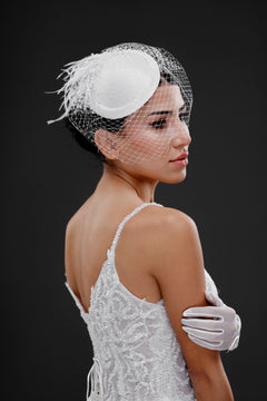 Vintage Fransız Stil Fascinator Şapka – Fileli ve Tüylü Gelin Aksesuarı