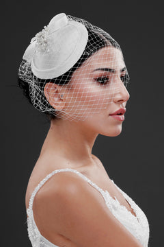 Vintage Fransız Stil Nikah Şapkası – Fileli ve İnci Detaylı Gelin Vualet