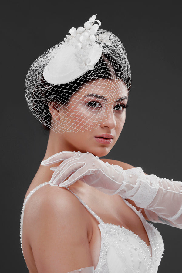 Vintage Çiçek Detaylı Fransız Nikah Şapkası – File Tüllü Gelin Aksesuarı