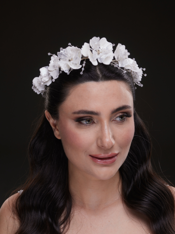 Beyaz Çiçekli Kristal Gelin Tacı – Zarif ve Doğal Görünüm